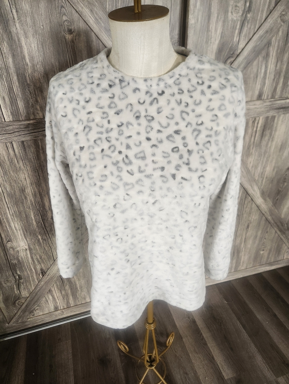 Secret Treasures Faux Fur Leopard Pullover - White & Gray
